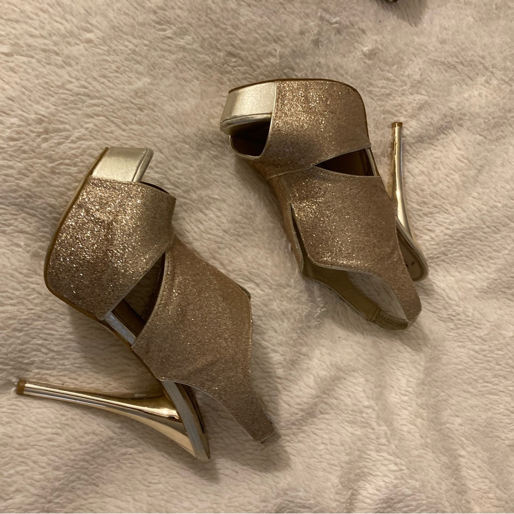 Steve Madden Snobbie gold platform heels 8.5